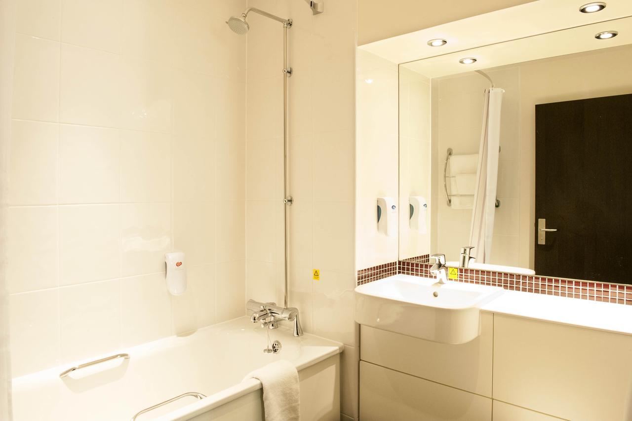 Premier Inn Glasgow Pacific Quay 客房 照片